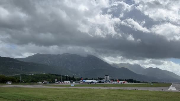Pesawat Berdiri Lapangan Terbang Penumpang Kaki Pegunungan Rekaman Berkualitas Tinggi — Stok Video