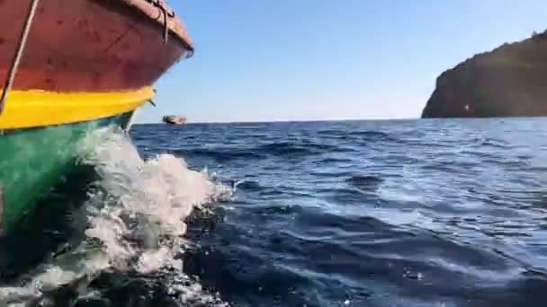 木船漂浮在海面上 掀起波浪 留下了一道道泡沫 高质量的4K镜头 — 图库视频影像