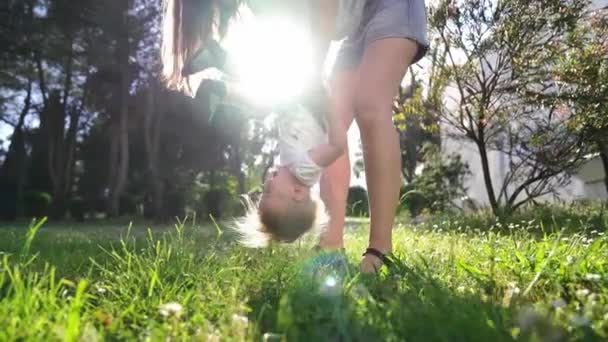 Mamá Balancea Niño Pequeño Revés Parque Soleado Imágenes Alta Calidad — Vídeos de Stock