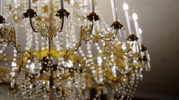 Grote Kroonluchter Met Kristallen Hangers Kaars Lampen Hangt Aan Het — Stockvideo