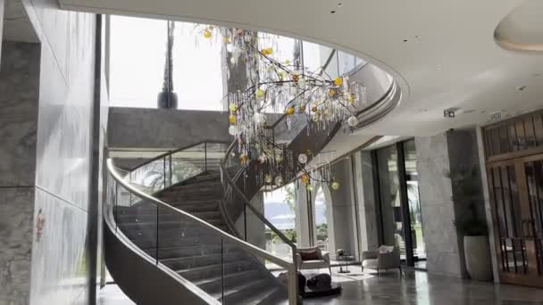 Large Branched Chandelier Multi Colored Light Bulbs Floors Modern Hotel — Stock Video