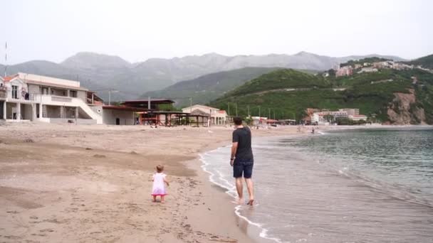Papá Una Niña Están Caminando Por Playa Arena Junto Mar — Vídeos de Stock