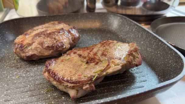 Des Steaks Juteux Dans Une Poêle Sont Frits Sur Cuisinière — Video
