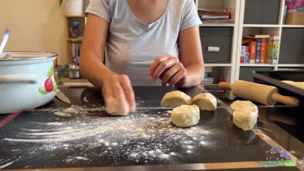 Hausfrau Streut Mehl Auf Den Tisch Und Rollt Teig Für — Stockvideo