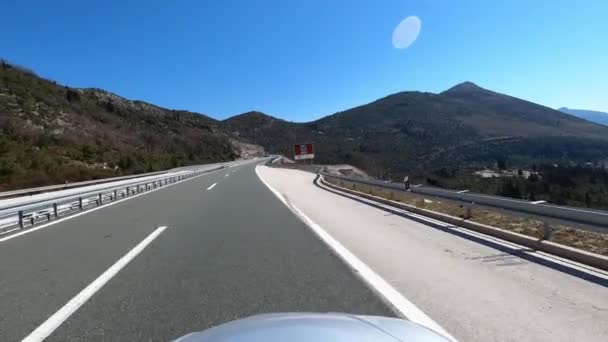 汽车正沿着公路驶向高山隧道 高质量的4K镜头 — 图库视频影像