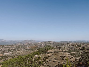 Dağlık arazilerdeki yeşil çalılar ve otlaklar. Yunanistan. Yüksek kalite fotoğraf