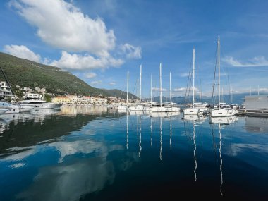 Denizlere demirlemiş yatları olan lüks marinalar. Yüksek kalite fotoğraf