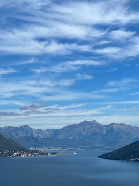 Deniz kenarında sisli bir havada dağların üzerindeki Cirrocumulus bulutları. Yüksek kalite fotoğraf