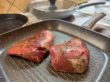 Biberiyeli et parçaları fırının üstünde ızgara tavasında kızartılır. Yüksek kalite fotoğraf