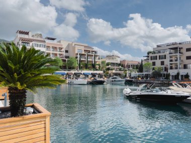 Tatil köyünün kıyısında demirli motorlu tekneler. Yüksek kalite fotoğraf