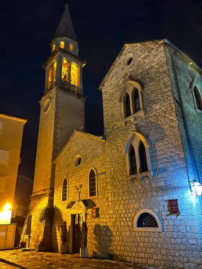 St. John Katedrali 'nin gece fenerlerin ışığında. Budva, Karadağ. Yüksek kalite fotoğraf