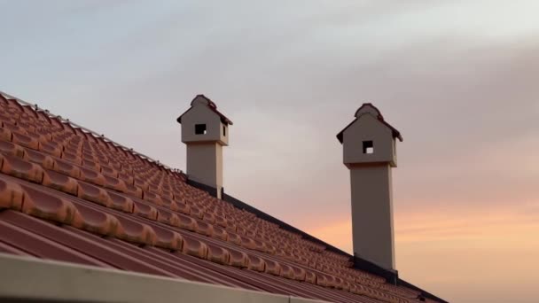 Gün Batımında Kırmızı Kiremitli Çatıda Iki Baca Yüksek Kalite Görüntü — Stok video