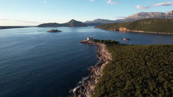 Pandangan Drone Tentang Benteng Arza Semenanjung Hijau Laut Dengan Latar — Stok Video