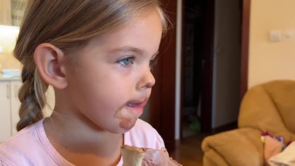 Kleines Mädchen Versucht Ihr Eisbeflecktes Kinn Lecken Hochwertiges Filmmaterial — Stockvideo