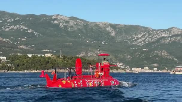 Красная Подводная Лодка Плавает Морю Фоне Горного Хребта Высококачественные Кадры — стоковое видео