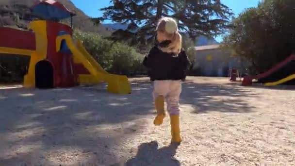 Küçük Kız Çocuk Parkından Kaydırağa Koşar Merdivenleri Tırmanmaya Başlar Yüksek — Stok video