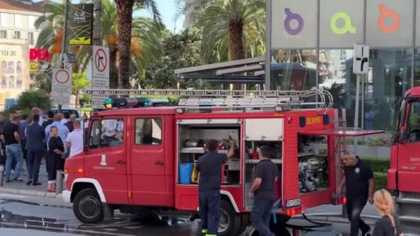 Strażacy Usuwają Węże Wozu Strażackiego Przygotowującego Się Ugaszenia Pożaru Wysokiej — Wideo stockowe