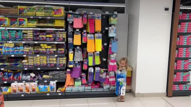 Gadis Kecil Supermarket Memilih Serbet Berwarna Warni Untuk Membersihkan Rumah — Stok Video