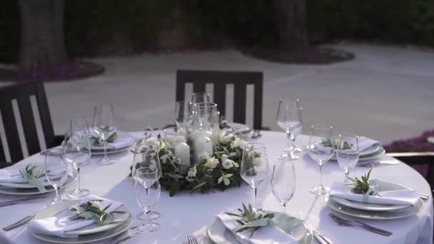 Τραπέζι Εορταστικό Λουλουδάτο Στεφάνι Και Κεριά Υψηλής Ποιότητας Υλικό Fullhd — Αρχείο Βίντεο