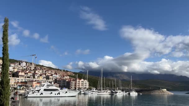 白色游艇矗立在葡萄牙湾的码头上 面对着高山的背景 高质量的4K镜头 — 图库视频影像