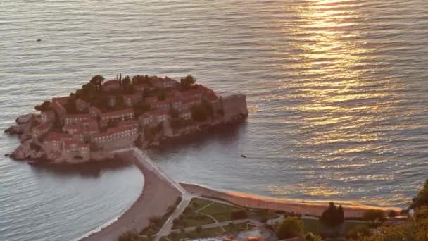 Kotor Körfezi Ndeki Sveti Stefan Adası Batan Güneşin Yansımalarında Yüksek — Stok video