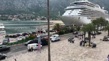 Tatil köyünün rıhtımına demirlemiş büyük beyaz bir yolcu gemisi. Yüksek kalite 4k görüntü