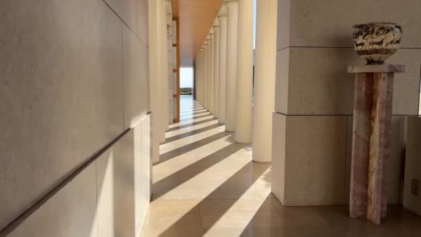アマンゾホテルの列とアンフォラ付きの長いテラス ギリシャのペロポネソス 高品質4K映像 — ストック動画