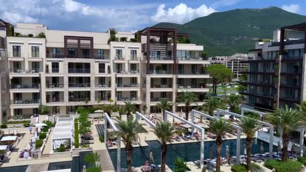 Swimmingpools Vor Dem Hotelkomplex Direkt Meer Mit Bergen Hintergrund Hochwertiges — Stockvideo