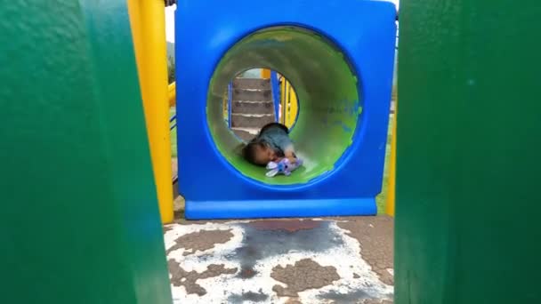 Menina Com Uma Lebre Suave Sobe Cachimbo Playground Imagens Alta — Vídeo de Stock