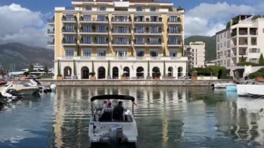 Regent Oteli 'ne küçük bir tekne yaklaşıyor. Porto, Karadağ. Yüksek kalite 4k görüntü