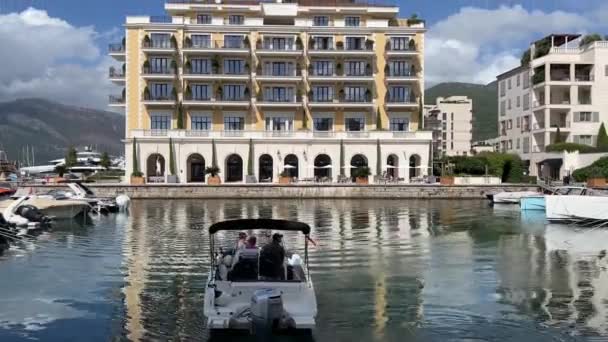 Regent Oteli Küçük Bir Tekne Yaklaşıyor Porto Karadağ Yüksek Kalite — Stok video