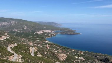 Dağların tepesinden mavi denize açıl. Yunanistan. Yüksek kalite 4k görüntü