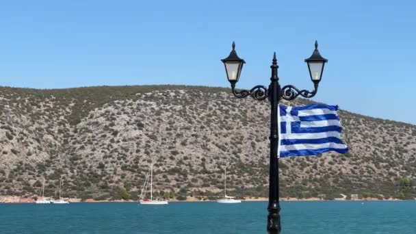 Σημαία Της Ελλάδας Κυματίζει Στον Άνεμο Ένα Φανάρι Φόντο Βουνά — Αρχείο Βίντεο