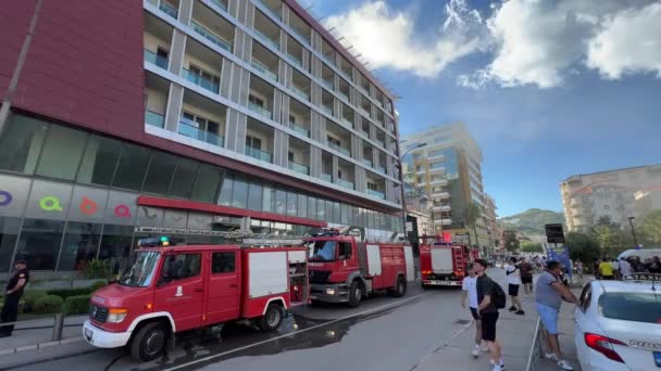 Des Camions Pompiers Rouges Tiennent Près Immeuble Grande Hauteur Fumeur — Video