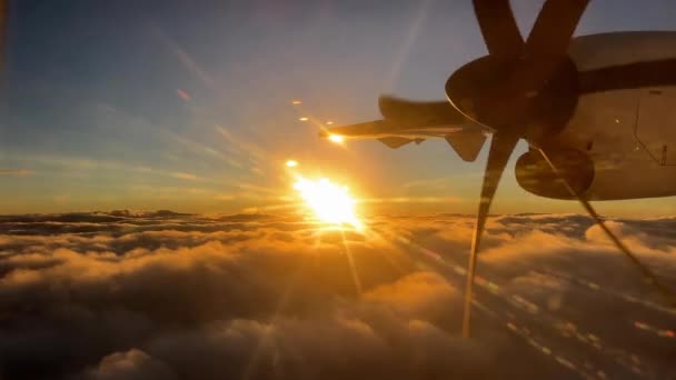 Hélice Giratória Avião Voando Acima Das Nuvens Nos Raios Brilhantes — Vídeo de Stock