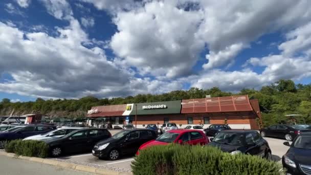在麦当劳大楼附近停着满载汽车的停车场 高质量的4K镜头 — 图库视频影像