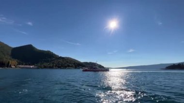 Küçük feribot, dağlık bir sahile doğru yelken açar. Yüksek kalite 4k görüntü