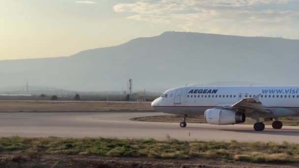 乗客の飛行機は飛行場の滑走路に乗る 高品質4K映像 — ストック動画