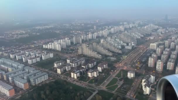 Ağaçlar Arasında Yüksek Binaları Olan Büyük Bir Şehrin Uçak Manzarası — Stok video