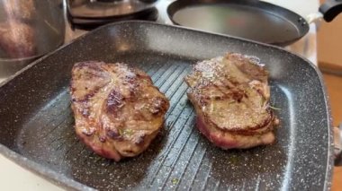 Biberiyeli kızarmış et parçaları fırının üstünde ızgara tavasında yatıyor. Yüksek kalite 4k görüntü