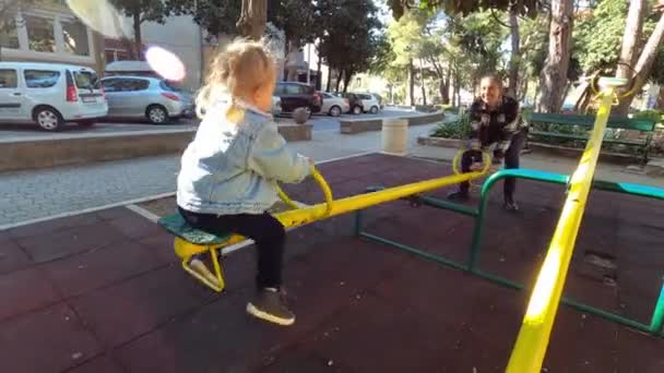 Mam Schudt Een Klein Meisje Een Schommel Balancer Een Speelplaats — Stockvideo
