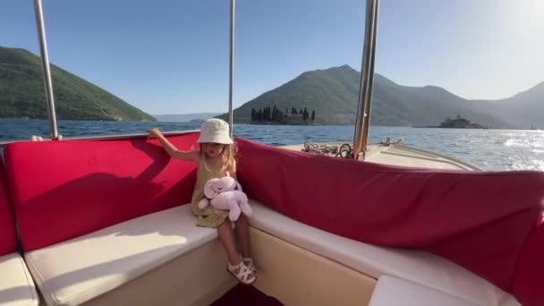 Fetița Iepure Pluș Navighează Într Barcă Lungul Golfului Kotor Spre — Videoclip de stoc