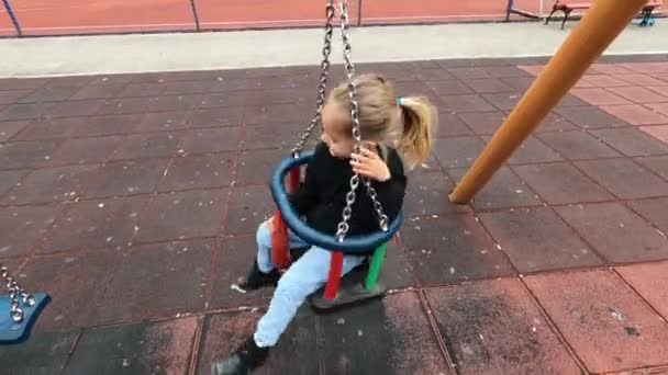 Menina Gira Balanço Corrente Playground Imagens Alta Qualidade — Vídeo de Stock