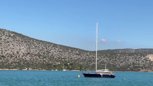 Segling Yacht Ligger Förtöjd Havet Mot Bakgrund Bergen Högkvalitativ Film — Stockvideo
