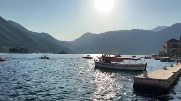 Costa Perast Com Barcos Ancorados Cais Contra Pano Fundo Das — Vídeo de Stock