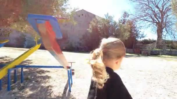 Kislány Rohan Lengéskiegyenlítőhöz Lassú Mozgás Kiváló Minőségű Felvételek — Stock videók
