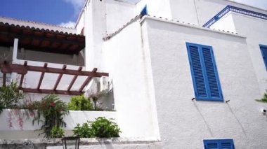 Terasları ve yeşil saksıları olan beyaz bir ev. Yüksek kalite 4k görüntü