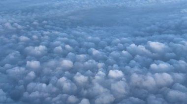 Güneşin yansımalarında beyaz kümülüs bulutlarının üzerinde uçmak. Yüksek kalite 4k görüntü