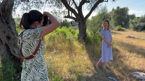 Een Fotografe Schiet Een Vrouw Neer Een Olijfgaard Bij Een — Stockvideo