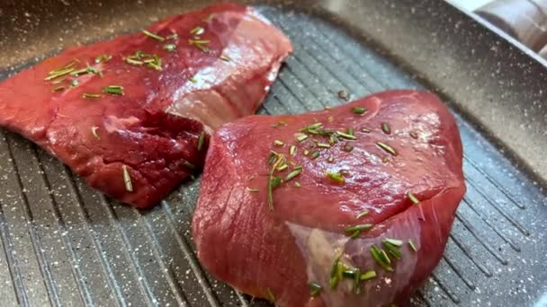 Partes Carne Com Rosemary Fritam Uma Panela Grelha Imagens Alta — Vídeo de Stock